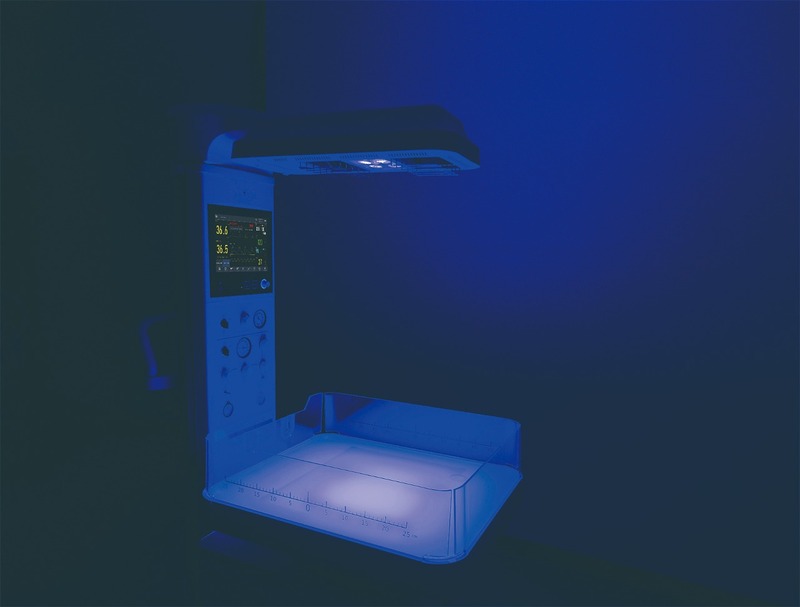 Неонатальный реанимационный стол Comen BQ80 поддерживает три уровня интенсивности фототерапии: 3000мкВт/см2- 2000мкВт/см2- >700мкВт/см2