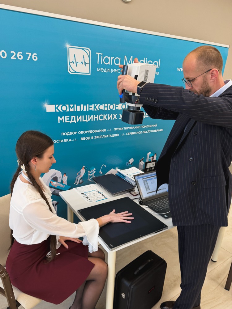 На глазах посетителей конференции были сделаны снимки, а изображение выведено на экран, что позволило всем оценить практичность и высокое качество визуализации портативного рентген-аппарата Dexcowin ADX6000